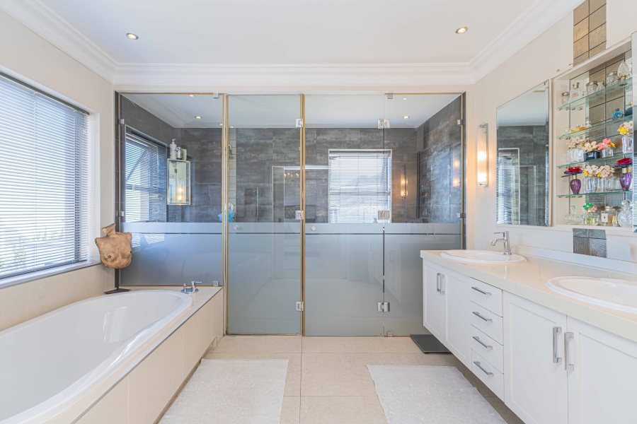 4 Bedroom Property for Sale in Fresnaye Western Cape